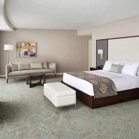 Отель Detroit Marriott At The Renaissance Center Экстерьер фото