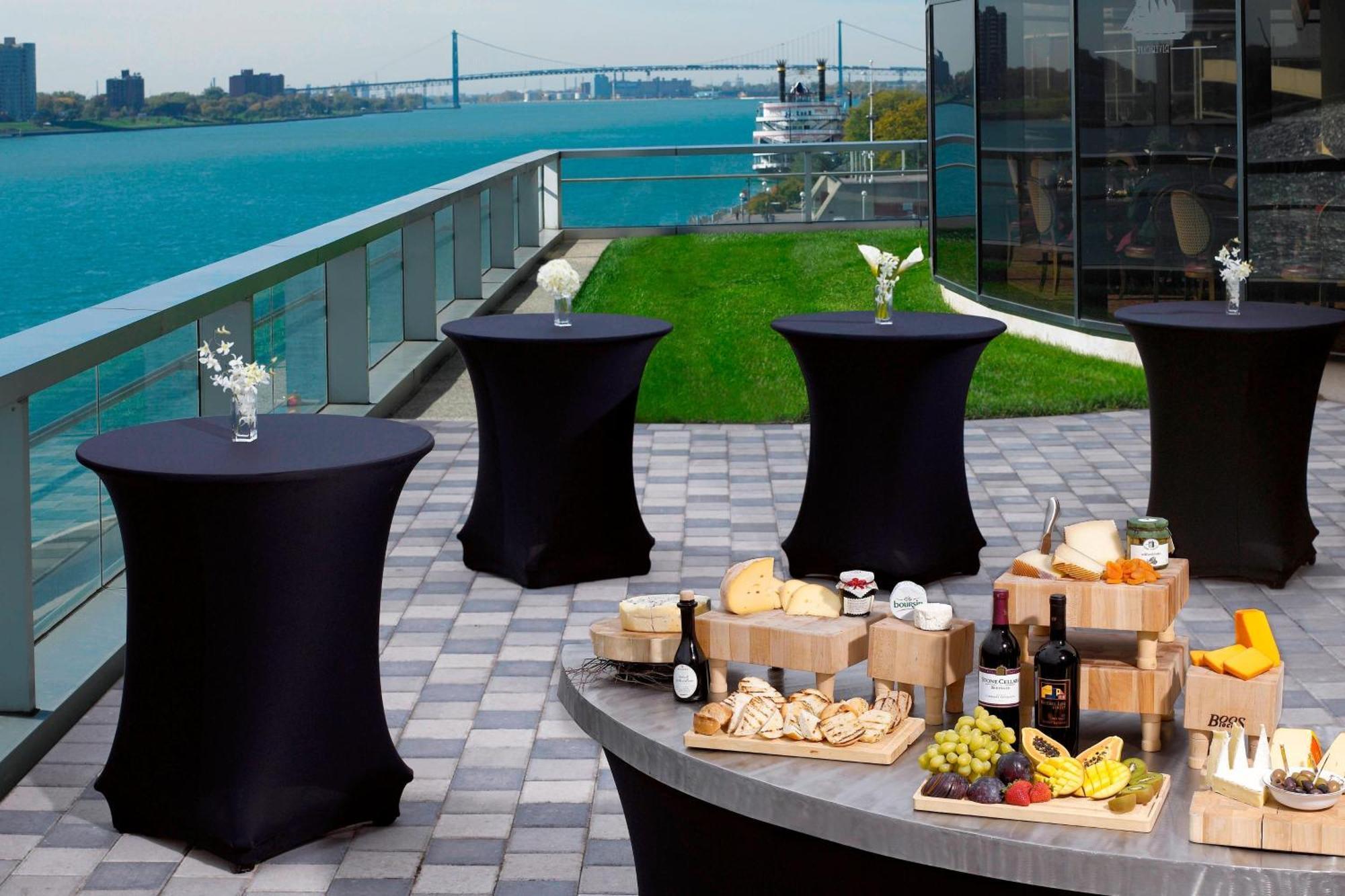 Отель Detroit Marriott At The Renaissance Center Экстерьер фото