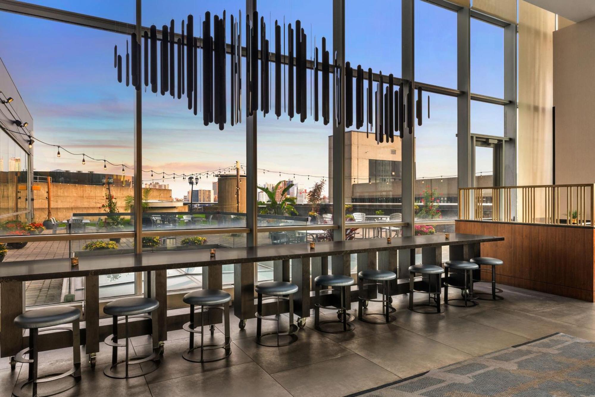 Отель Detroit Marriott At The Renaissance Center Экстерьер фото