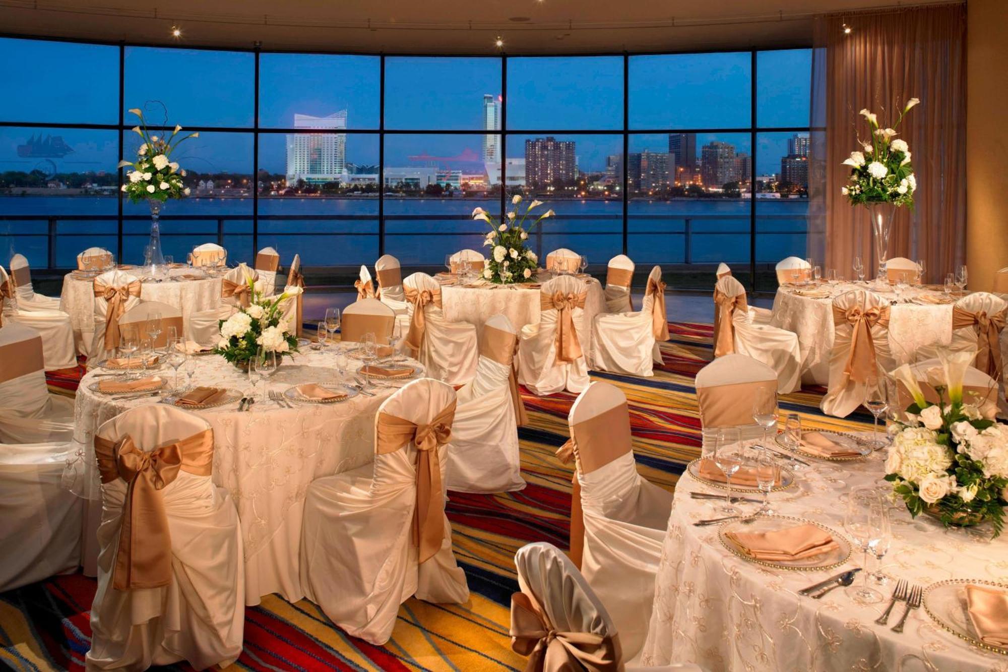 Отель Detroit Marriott At The Renaissance Center Экстерьер фото